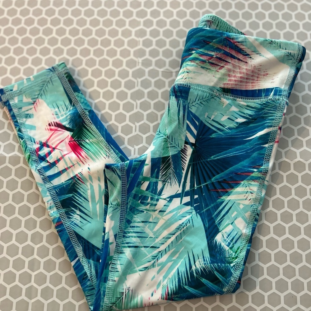 NWOT Nike Mia Sport Tropical Theme Girls Leggings

Size XS (4/5)